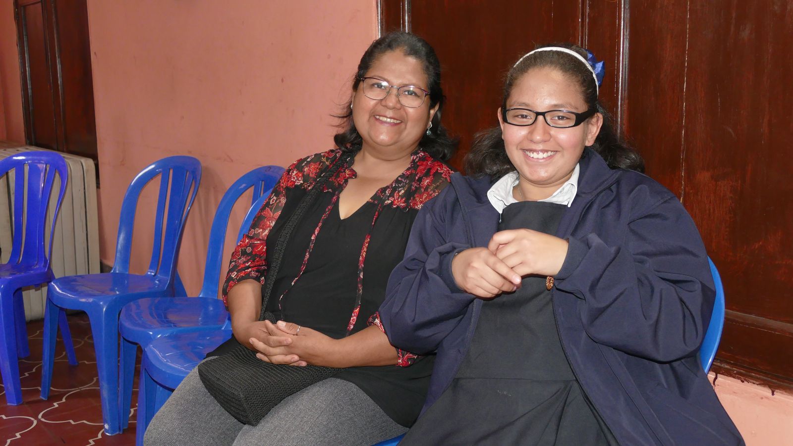 Dos mujeres conversando durante una sesión de acompañamiento en Donamor