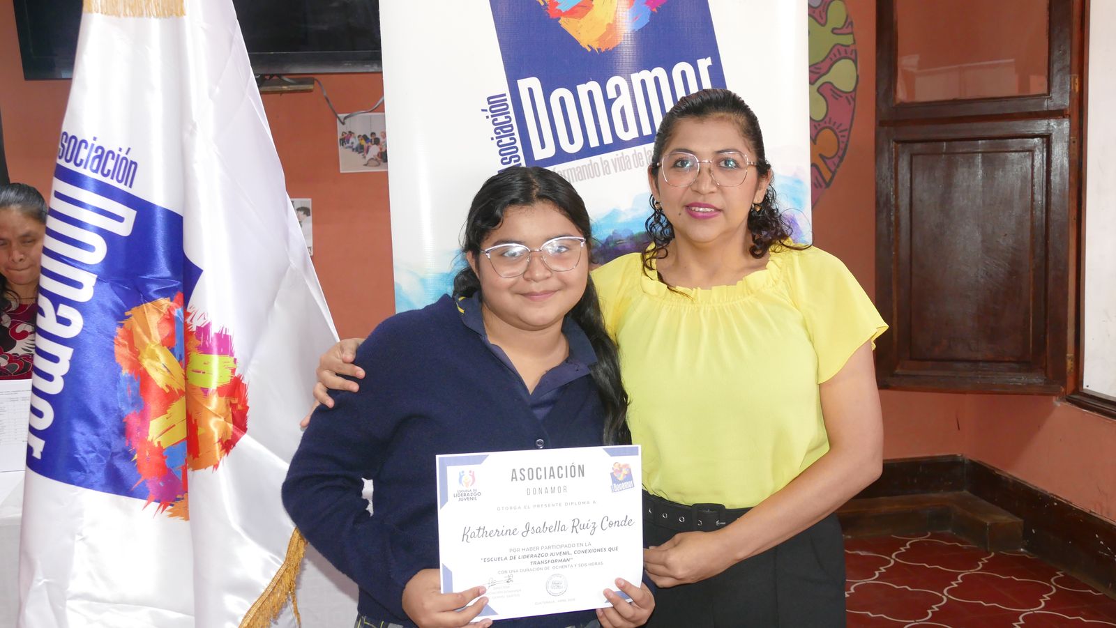 Entrega de diplomas a participantes de un proceso formativo de Donamor