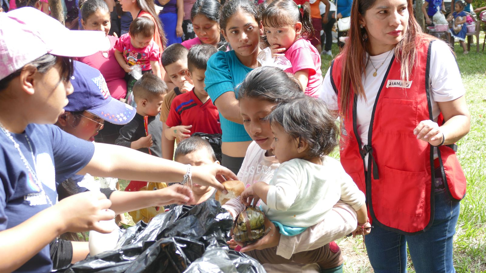 Entrega de insumos a familias durante una jornada comunitaria de Donamor