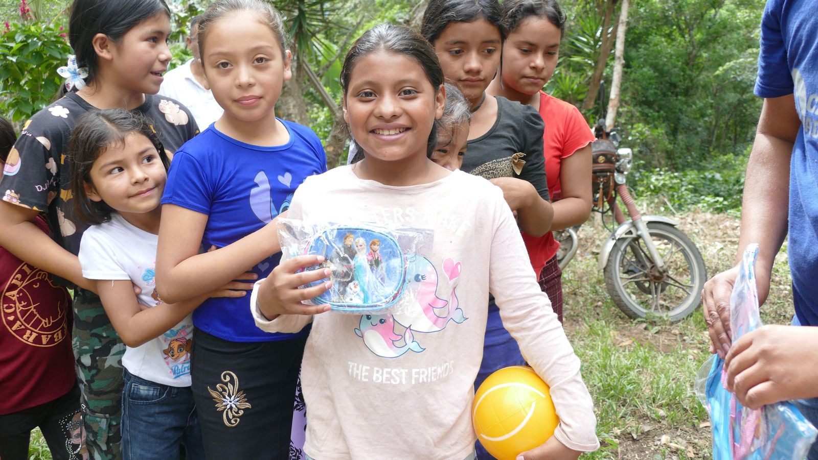 Niñas mostrando los juguetes recibidos en una jornada comunitaria de Donamor