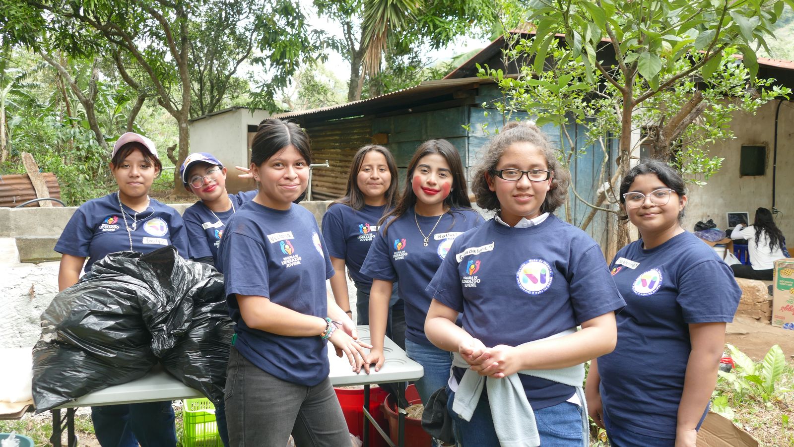 Equipo de voluntarias y voluntarios de Donamor durante una jornada comunitaria