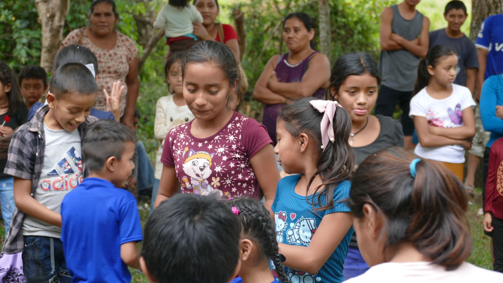 Niñas y niños reunidos durante una jornada comunitaria de Donamor
