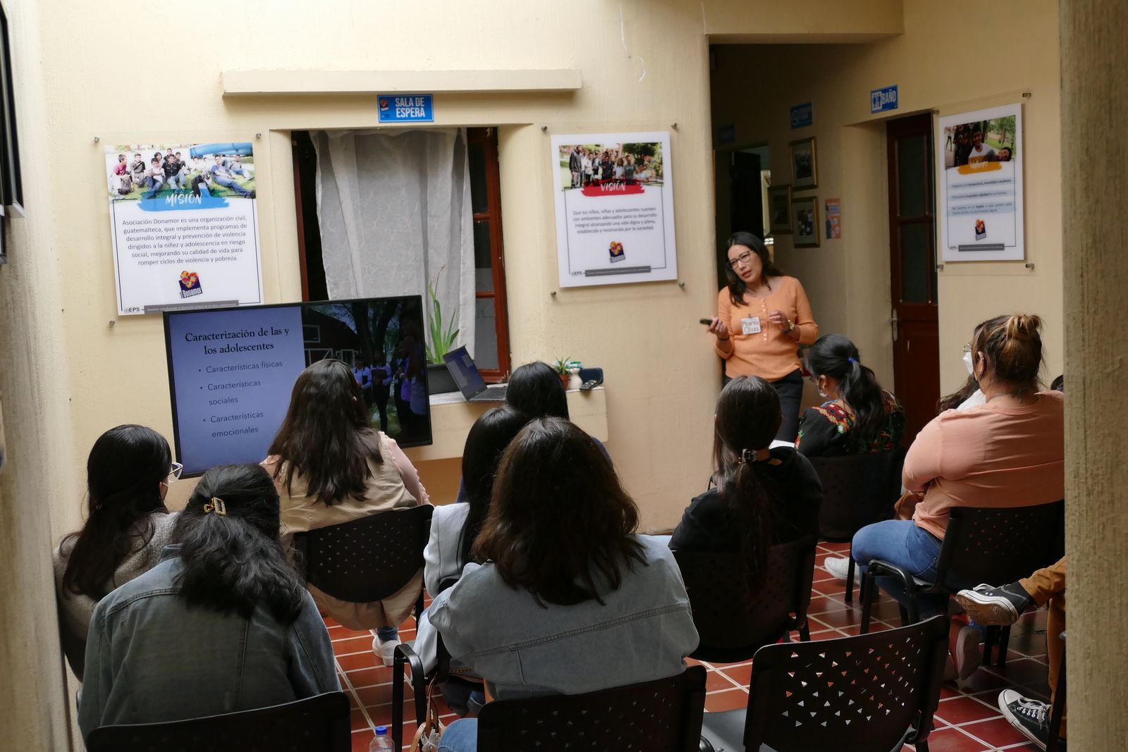Sesión grupal del programa de psicología de Donamor