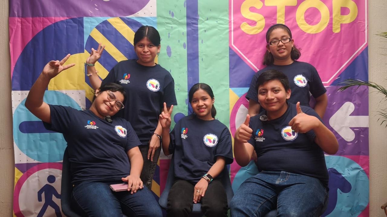 Jóvenes de Ruta de Impacto durante la grabación de un programa en vivo