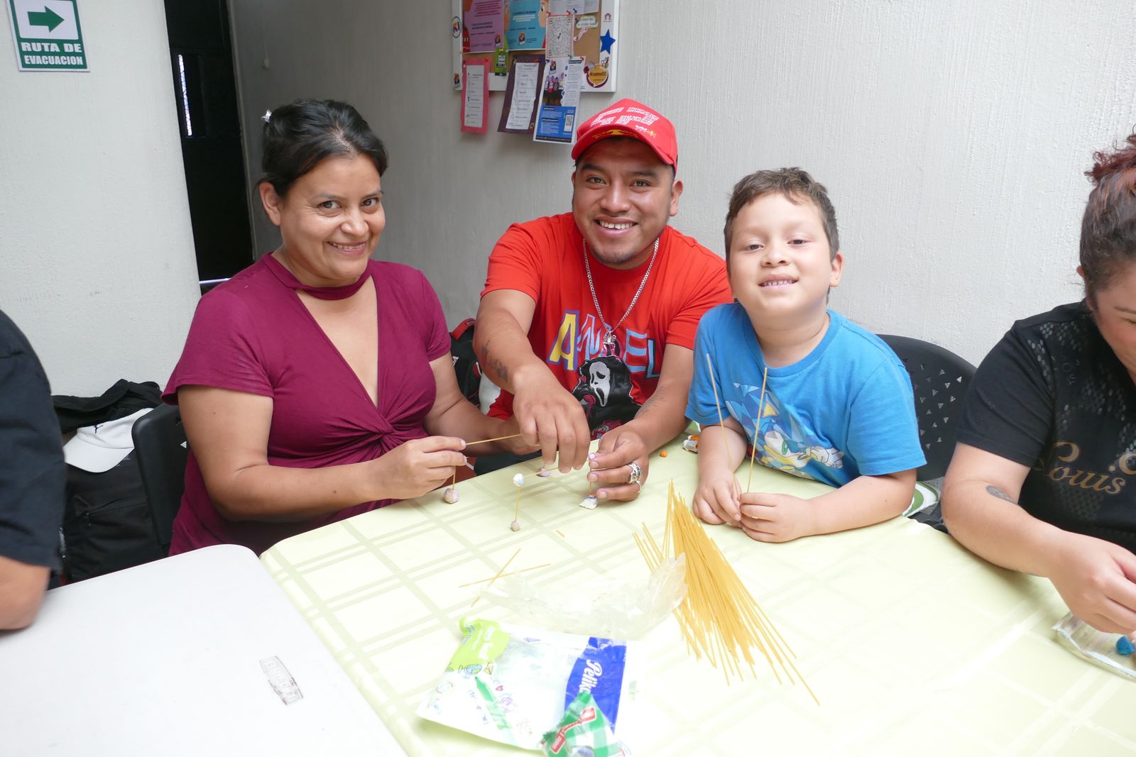 Taller con familias en la Escuela para padres y madres de Donamor