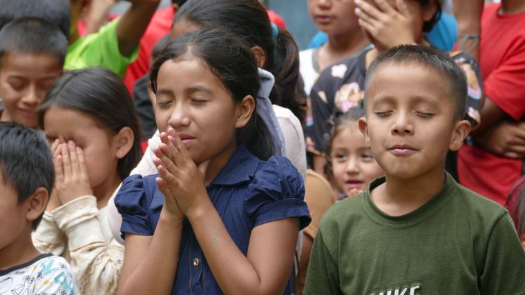 Grupo de niñas y niños en una dinámica de convivencia