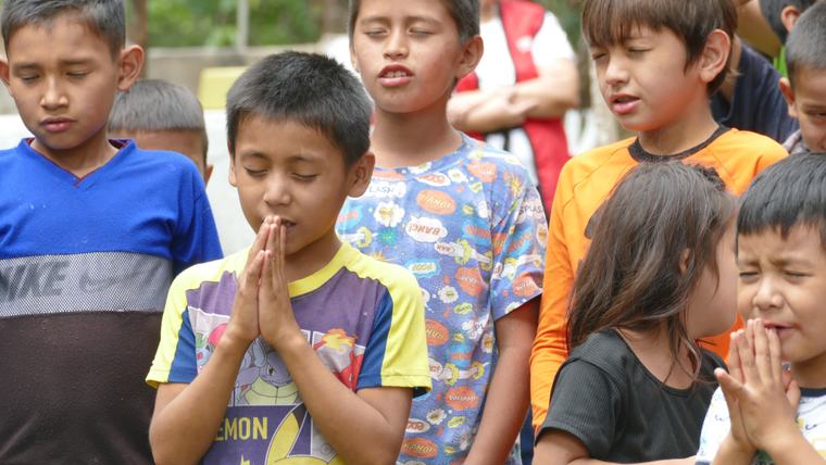 Niñas y niños participando en una dinámica grupal