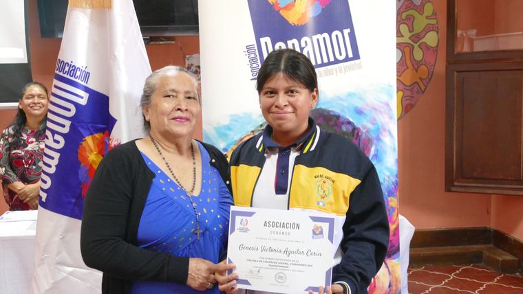 Participante con su diploma de la Escuela para padres y madres