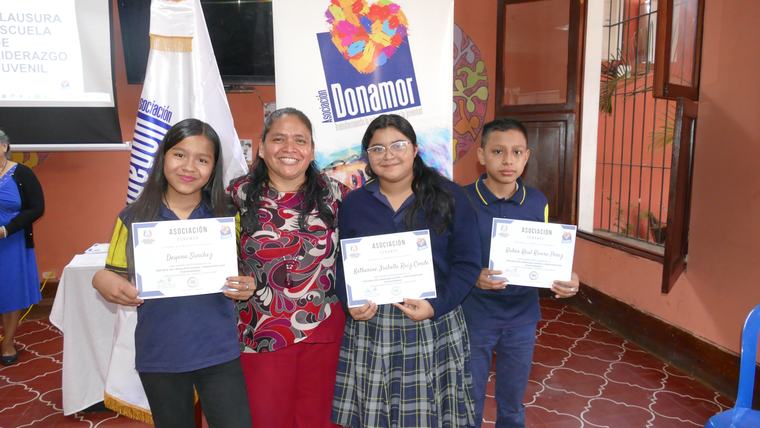 Dos participantes con sus diplomas al finalizar el proceso