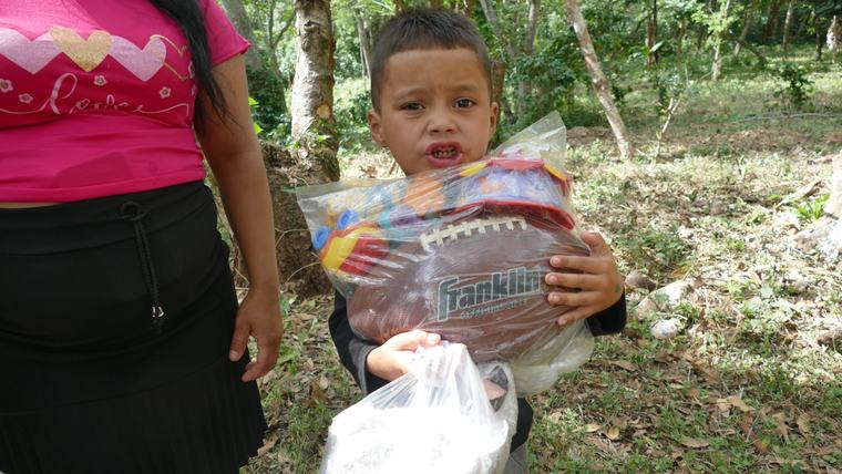 Niño recibiendo agua durante una jornada de apoyo comunitario