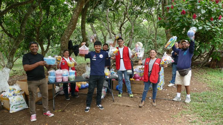Voluntarias de Donamor preparando la entrega de insumos en una jornada comunitaria
