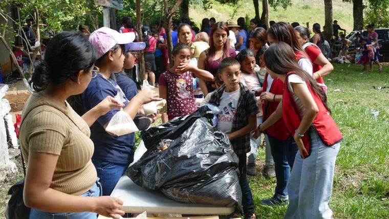 Entrega de bolsas con insumos a familias de la comunidad