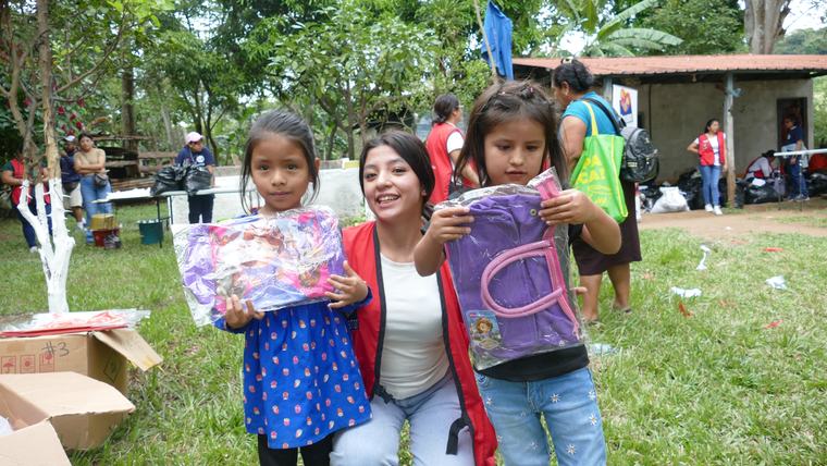 Niña recibiendo un juguete durante una jornada comunitaria