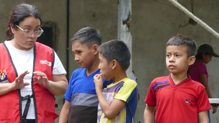 Facilitadora de Donamor conversando con un grupo de niños