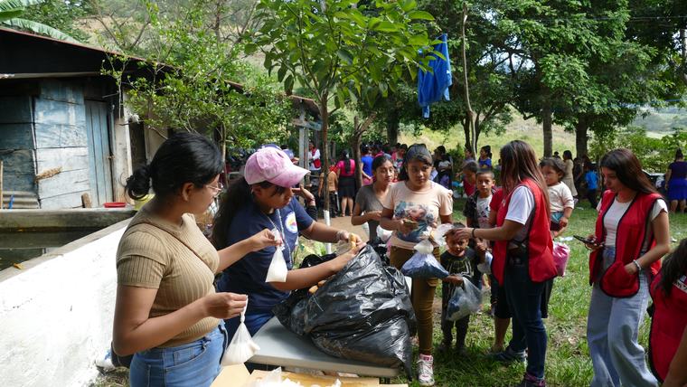 Familias de la comunidad participando en una jornada de Donamor
