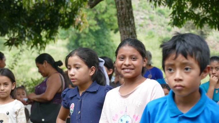 Niñas y niños durante una jornada comunitaria