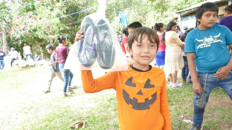 Niño mostrando el juguete que recibió