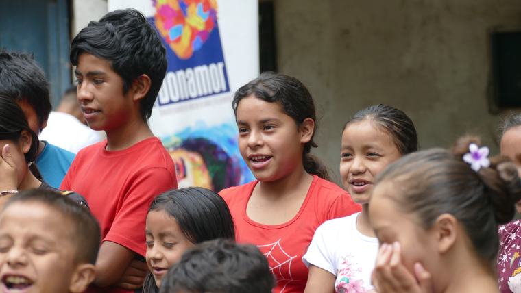 Niñas, niños y adolescentes en una actividad recreativa