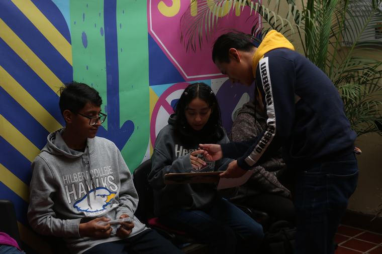 Revisión de salud visual a un estudiante en el programa Visión 20/20